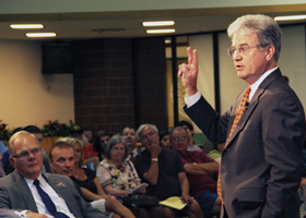 Senator Tom Coburn holds meeting on campus