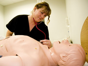 Human simulators help nursing students learn